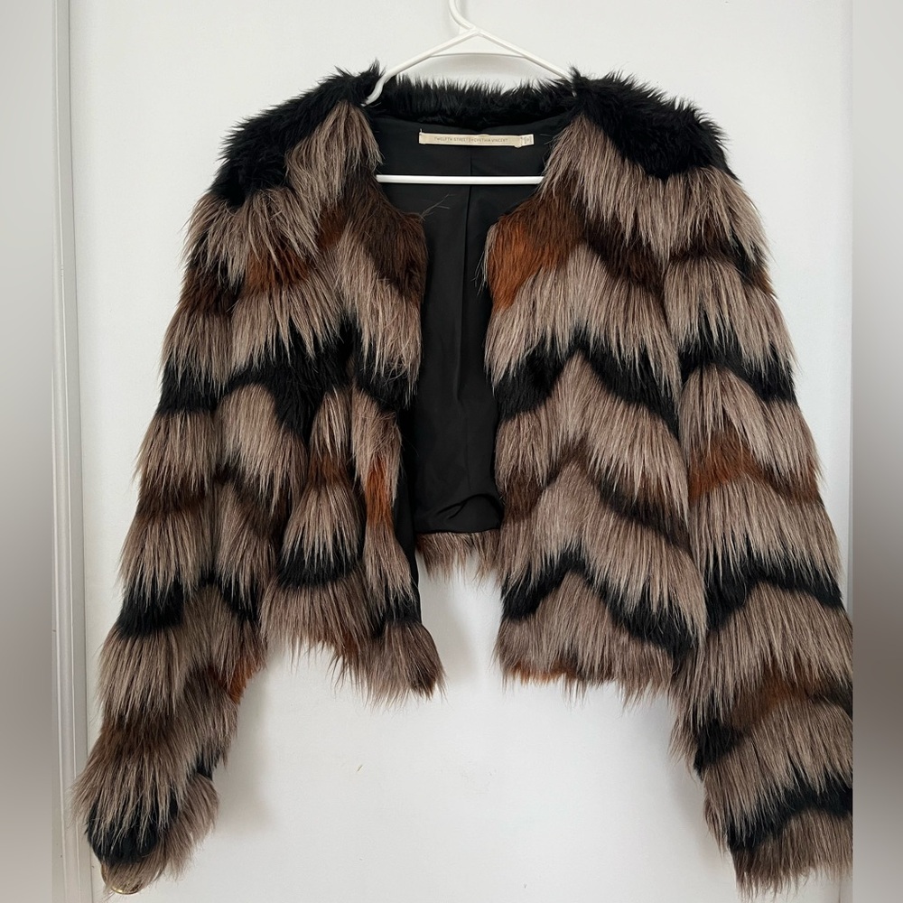 Faux fur cropped jacket with black and brown chevron pattern (Size L)